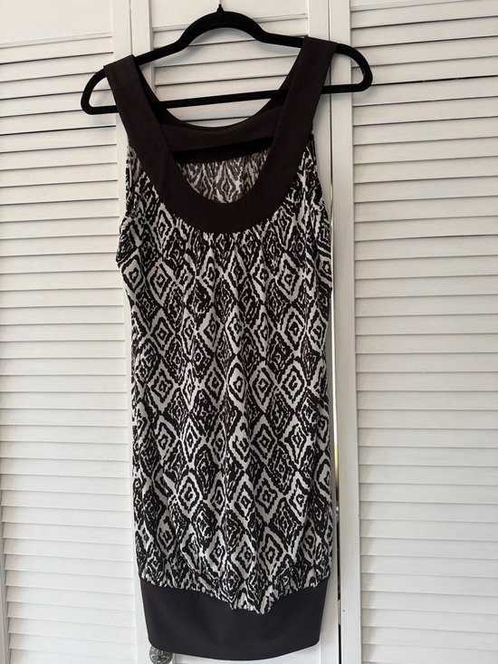 Flowy Brown and White Patterned Dress - Picture 2 of 3